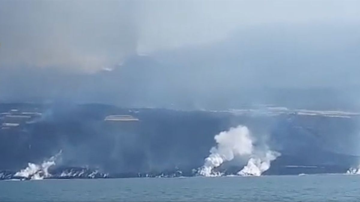 La lava, llega por tercera vez al mar, cerca del puerto de Tazacorte.