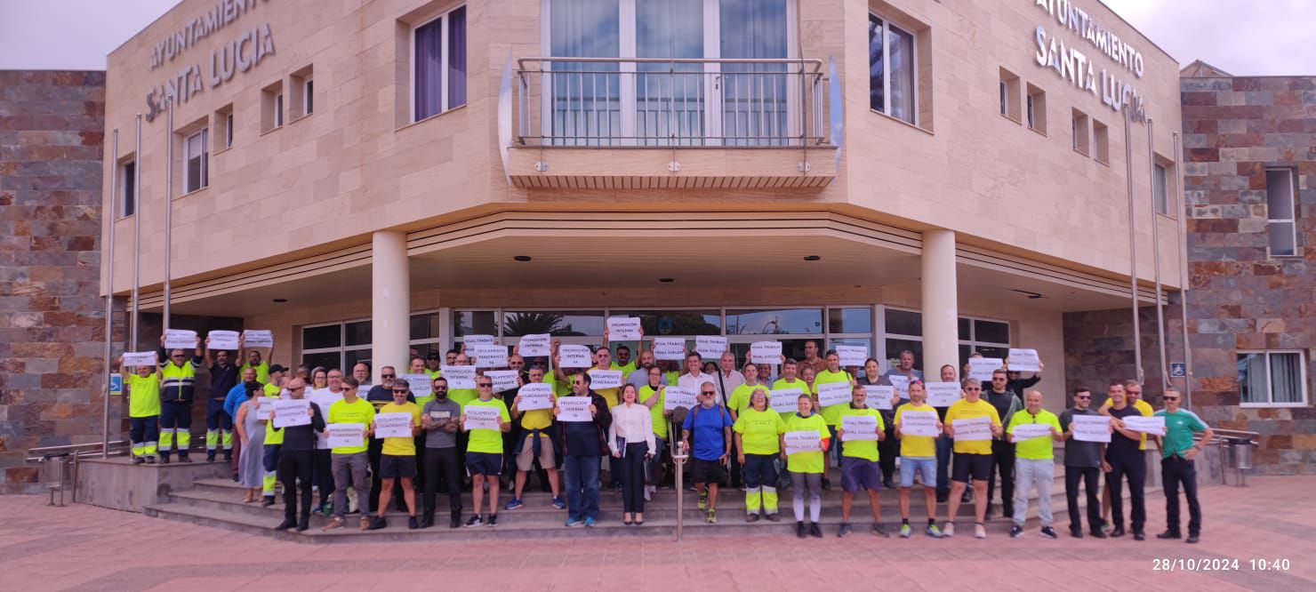 Trabajadores del Ayuntamiento de Santa Lucía de Tirajana se concentran en demanda de mejoras laborales