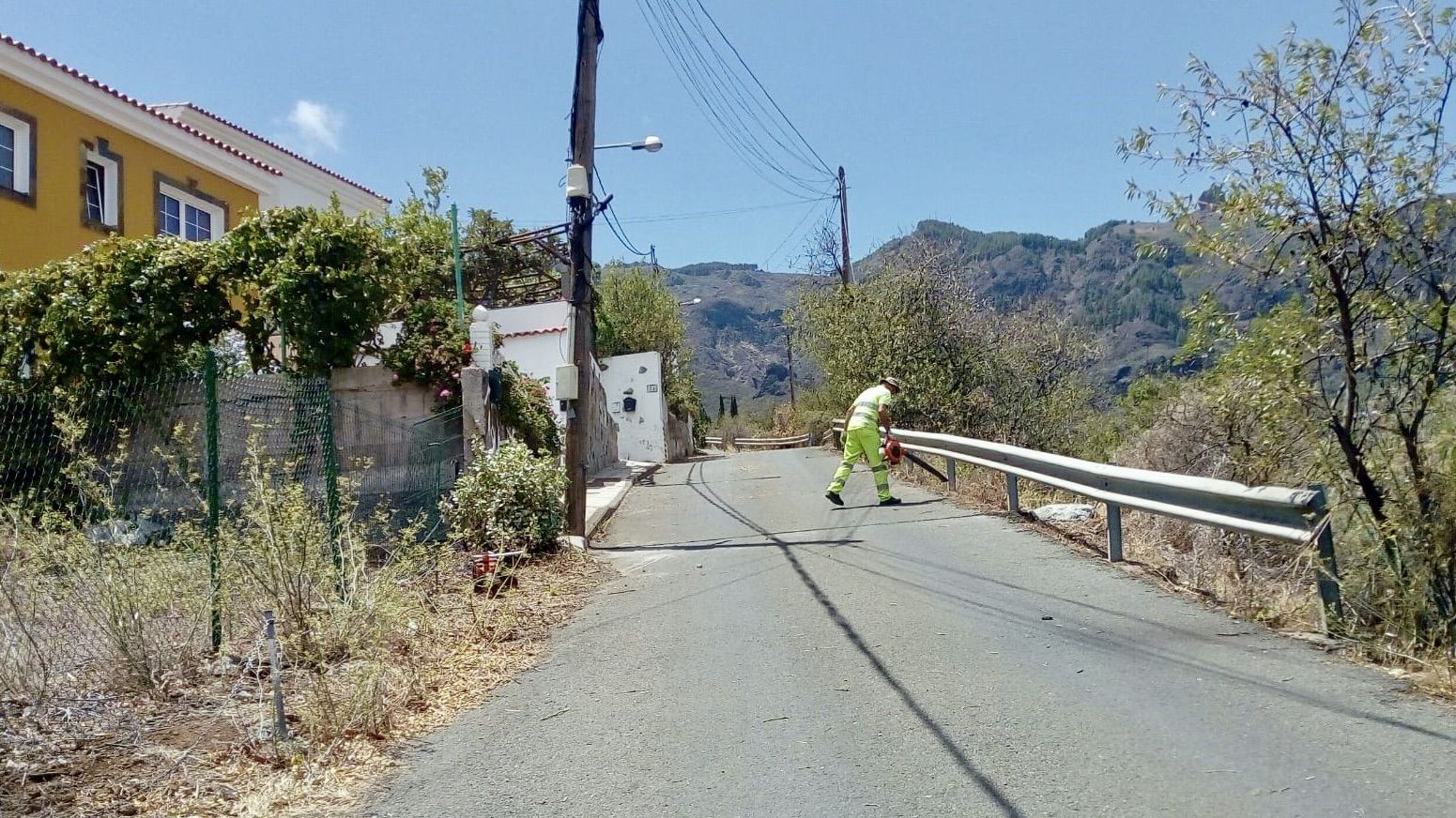 Valsequillo desbroza y adecenta más de 50 calles de los distintos barrios 