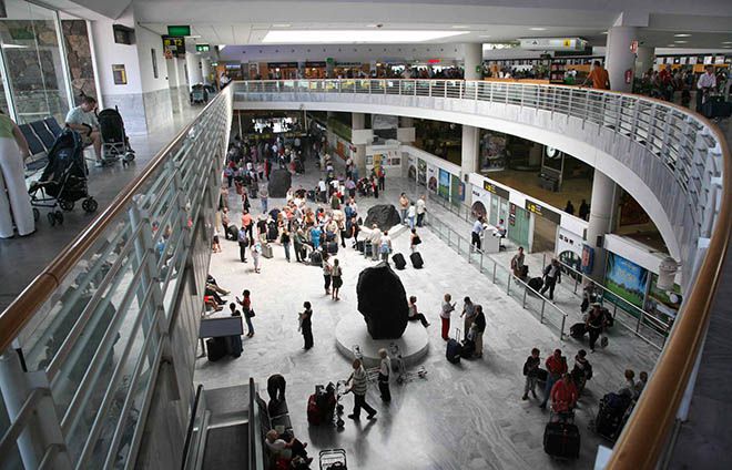 Los aeropuertos de Canarias reciben 3,42 millones de pasajeros en junio, una caída del 2,8% en relación a 2019