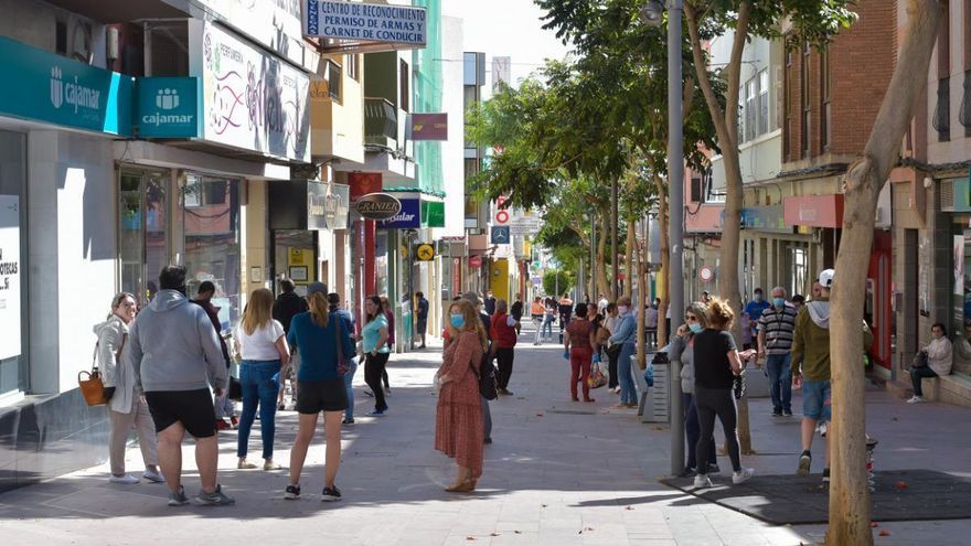Canarias baja de las 200.000 personas sin empleo