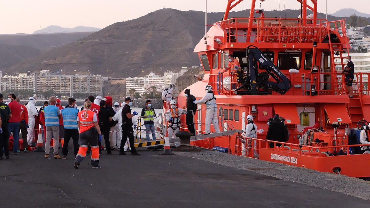 Llegan 160 migrantes en embarcaciones irregulares, entre ellos un fallecido