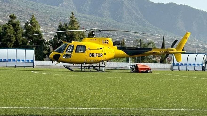 Detienen a un hombre por tirar una piedra a un helicóptero cuando cargaba agua para el fuego de Tenerife