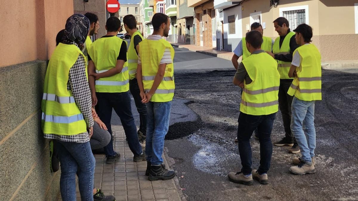 Futuros ingenieros de la ULPGC visitan las obras de asfaltado en Marpequeña