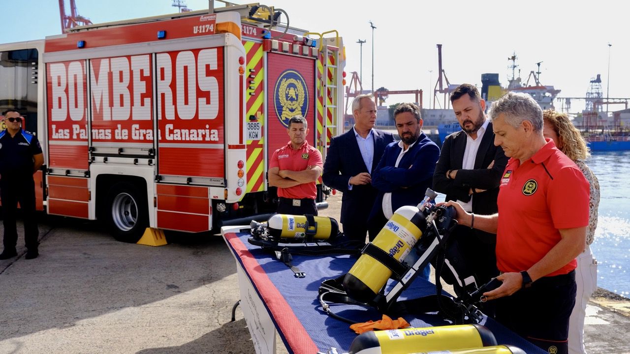 Ayuntamiento y Autoridad Portuaria entregan 135 equipos de respiración autónoma a Bomberos