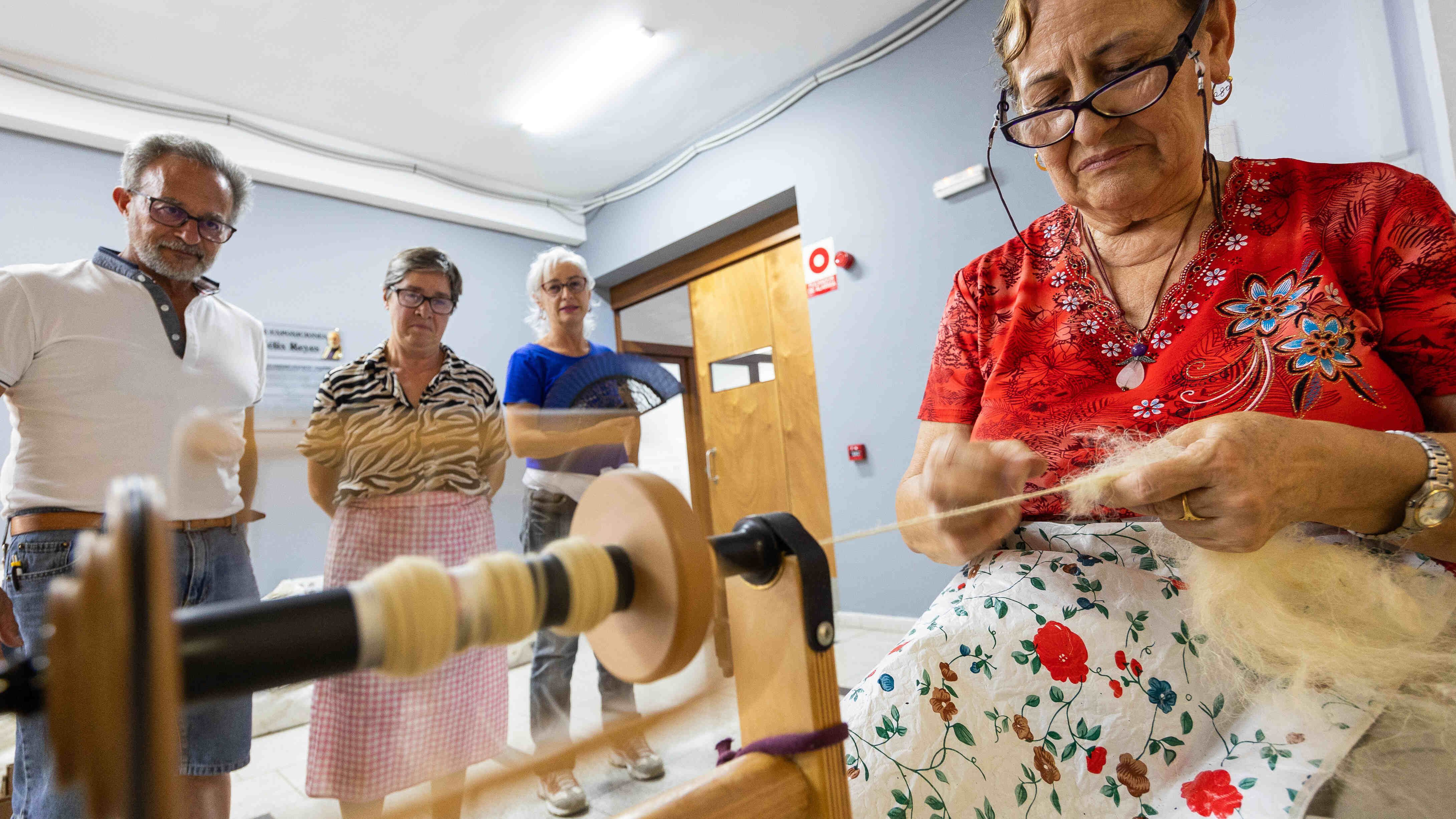 Valleseco acoge la muestra del taller de hilado de la lana y sus telares