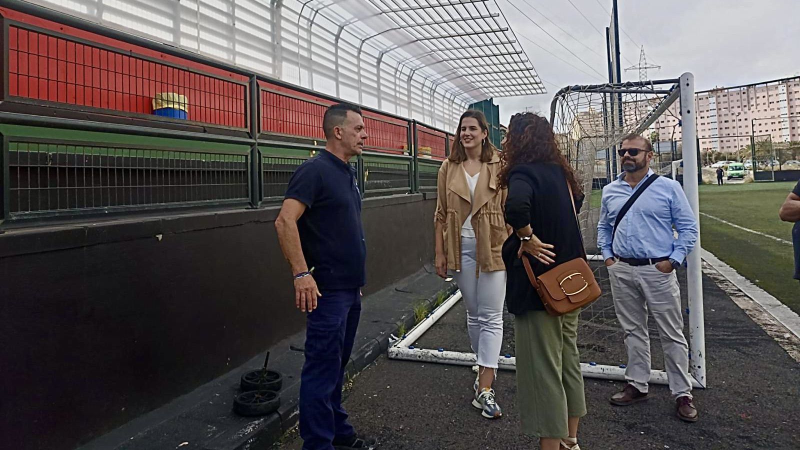 Finalizada la instalación de una visera en las gradas del campo de fútbol de El Pilar