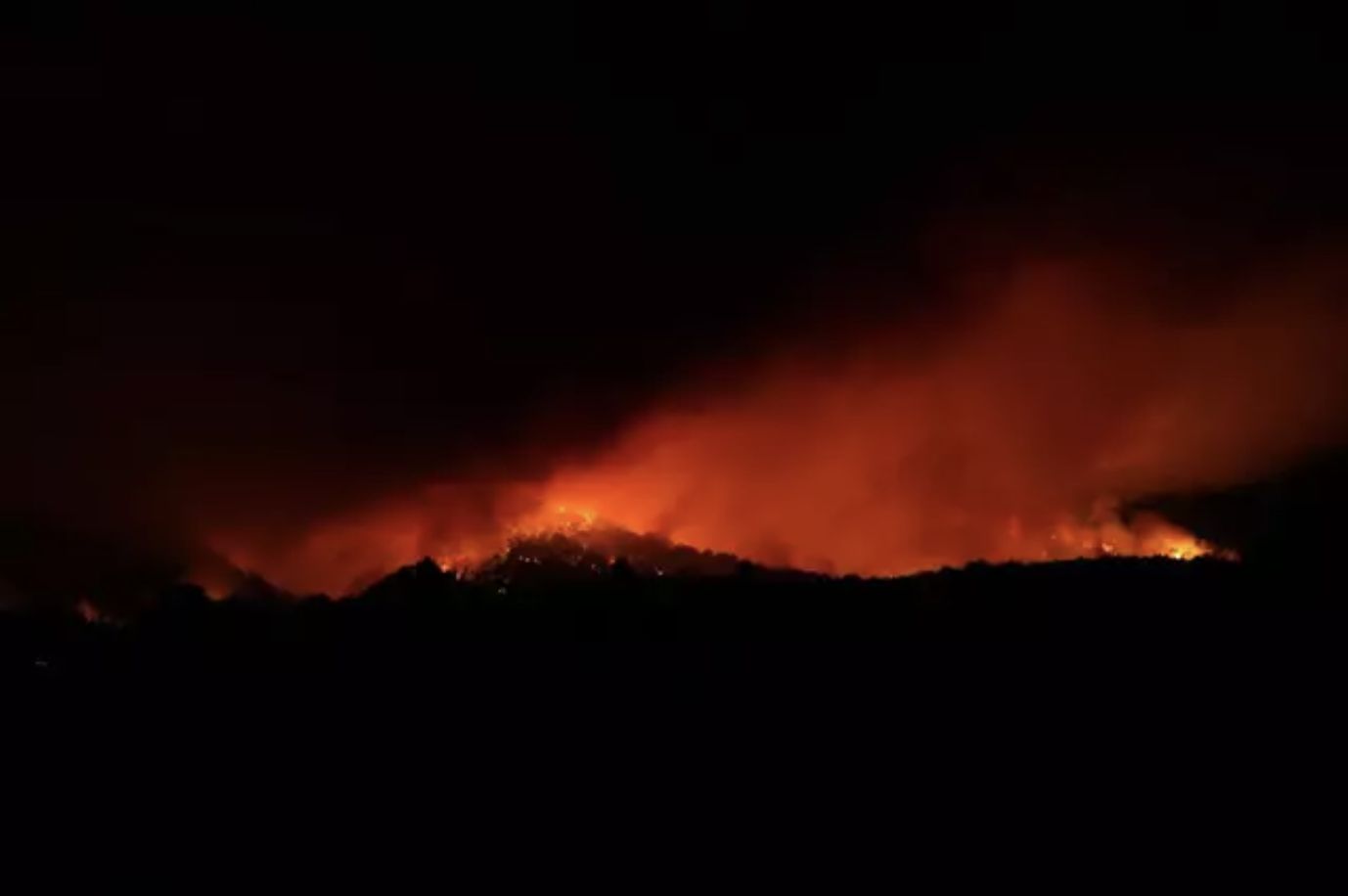 El fuego de Tenerife afecta a más de 2.600 hectáreas y provoca el confinamiento del casco de La Esperanza