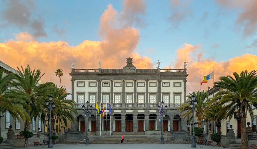 Las Palmas de Gran Canaria se ilumina de azul por el Día Internacional de los Derechos de la Infancia