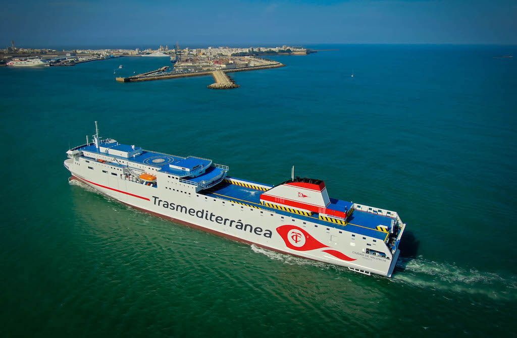 Transportes adjudica formalmente a Naviera Armas Trasmediterránea el contrato de la línea Cádiz-Canarias