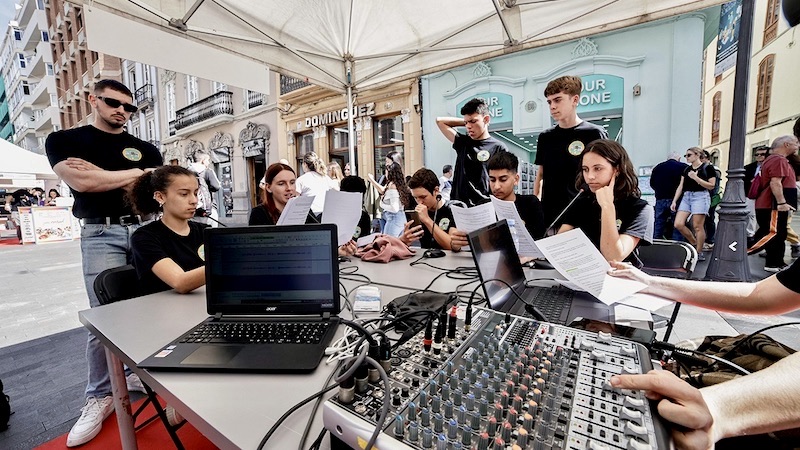 Más de 400 escolares convierten Triana en un gran estudio de radio