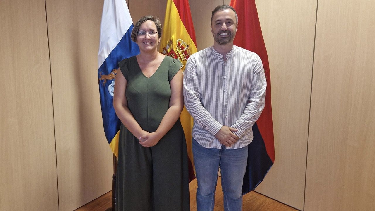 Desireé Melián recibe felicitaciones del alcalde de Telde tras ser premiada por la Policía Nacional