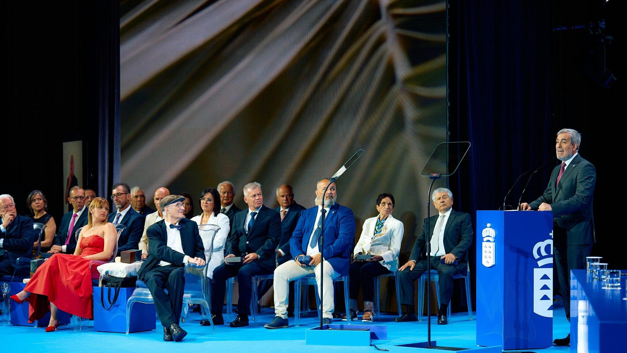 Clavijo llama a “toda Canarias” a unirse para “construir el país que puede y quiere ser”