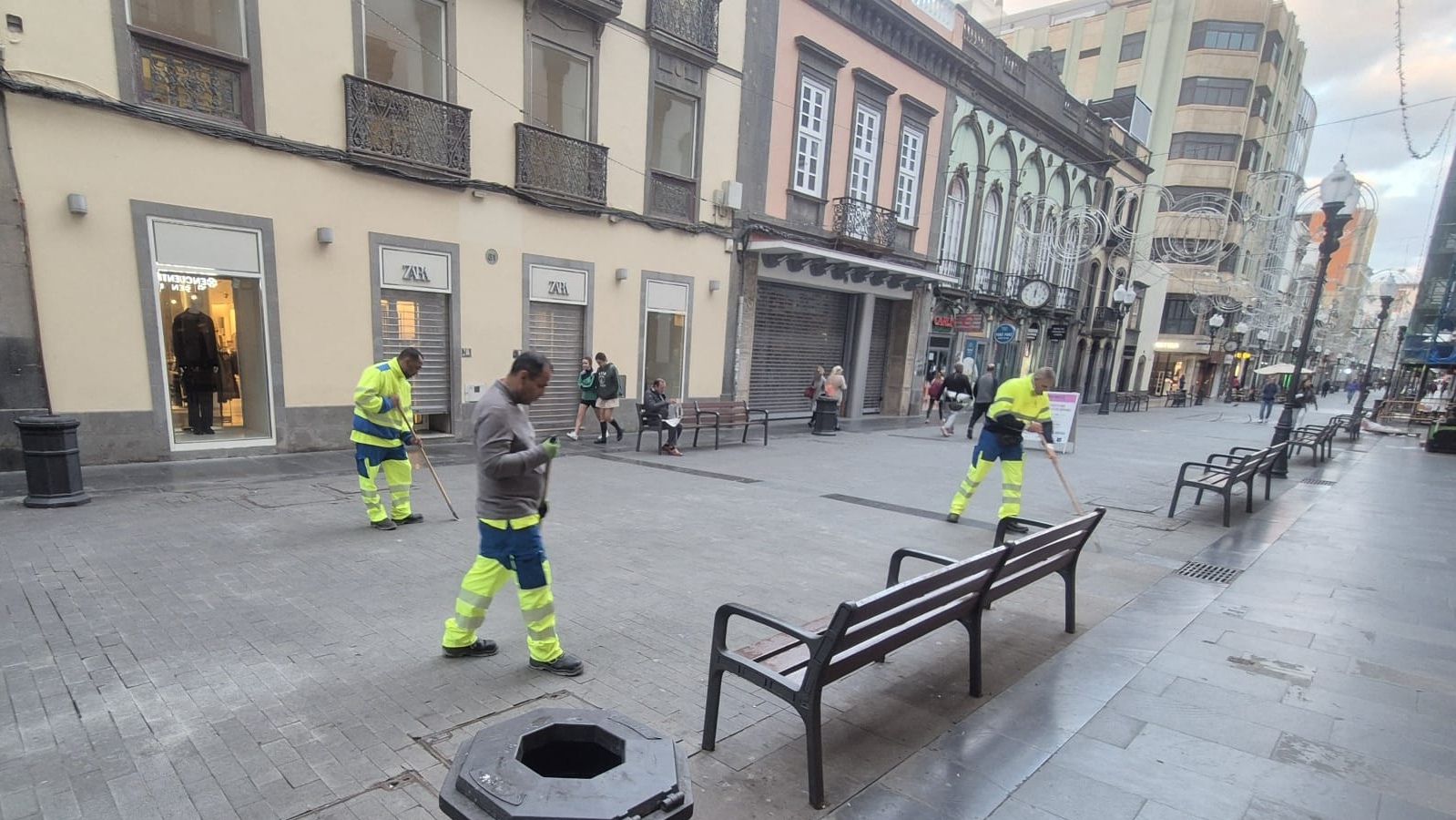 El dispositivo especial de retirada de chicles concluye sus labores en Triana y Guanarteme