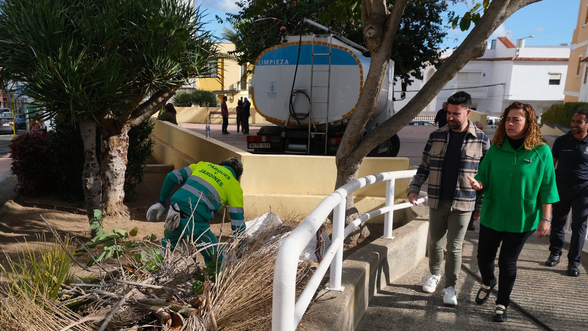 El Ayuntamiento de Las Palmas de Gran Canaria continúa con la limpieza de parques y jardines en el barrio de Las Mesas