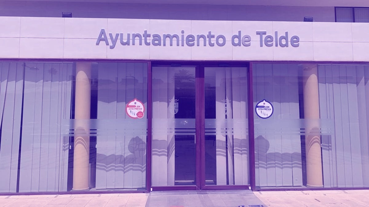 El Ayuntamiento de Telde se ilumina de morado por el Día Mundial de la Fibromialgia