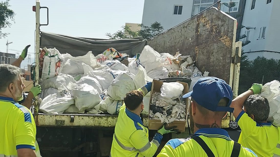 3.000 kilos de escombros son recogidos en los barrios de Zárate y Salto del Negro