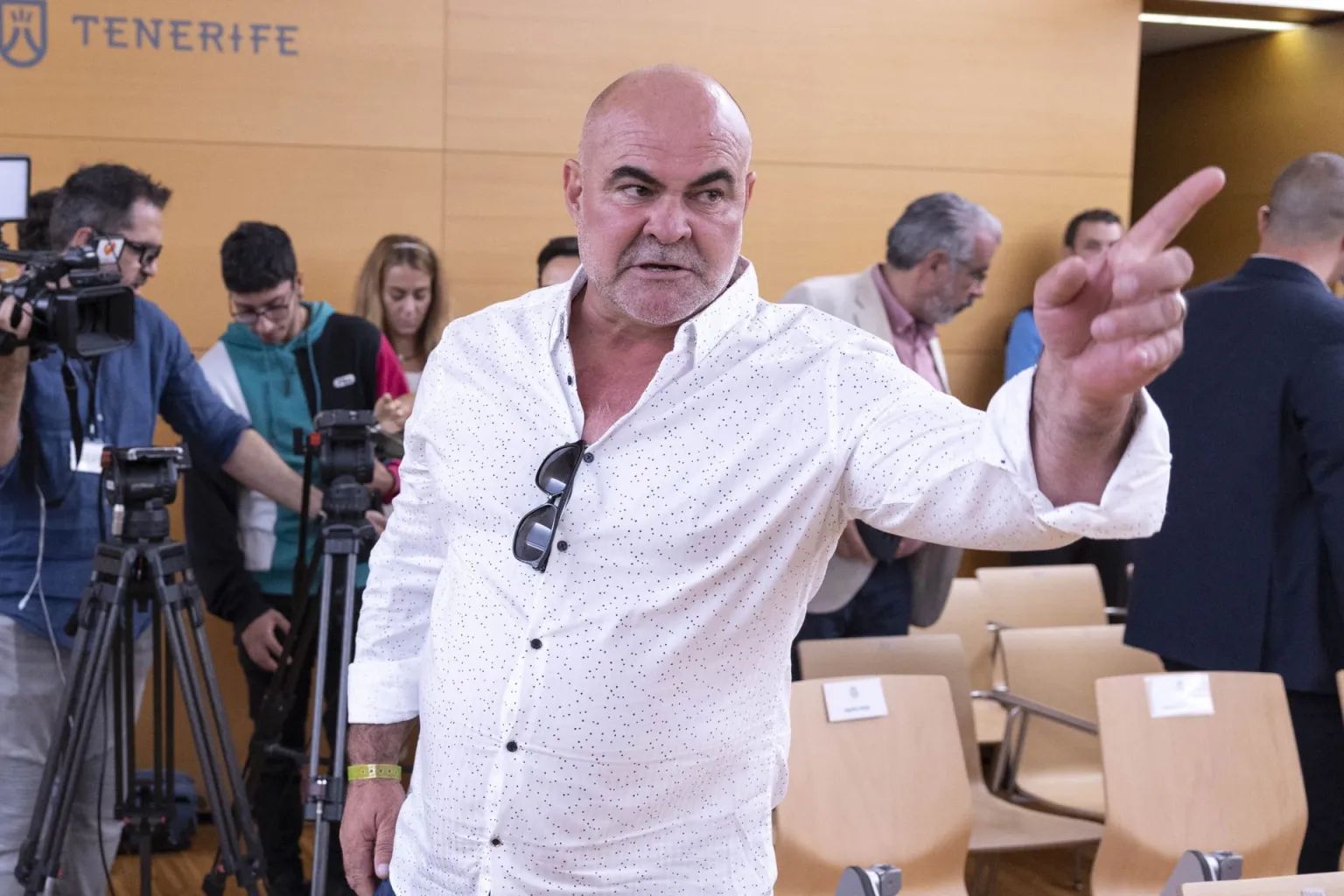 El mediador acusa al presidente del Cabildo de Tenerife de cobrar comisiones y de hablar con él de “trapicheos”