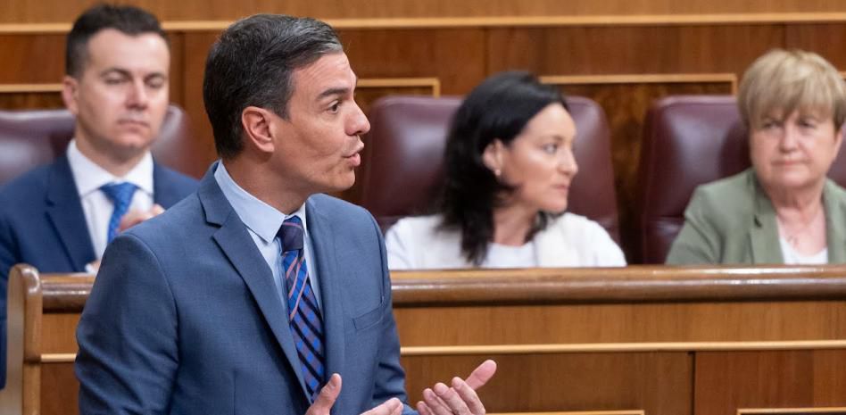 Sánchez anuncia una reducción del IVA de la factura eléctrica del 10 al 5%.