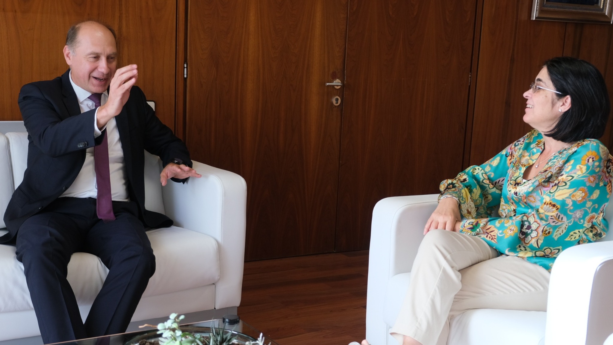 La alcaldesa Darias recibe al embajador de Moldavia en su primera visita oficial a Las Palmas de Gran Canaria