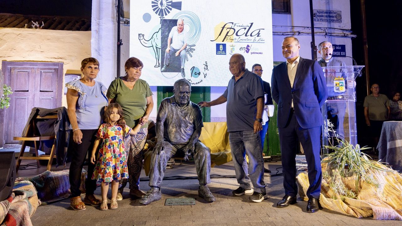 Homenaje e inauguración de la escultura que recuerda al popular aldeano, Pedro Navarro 'Ico'