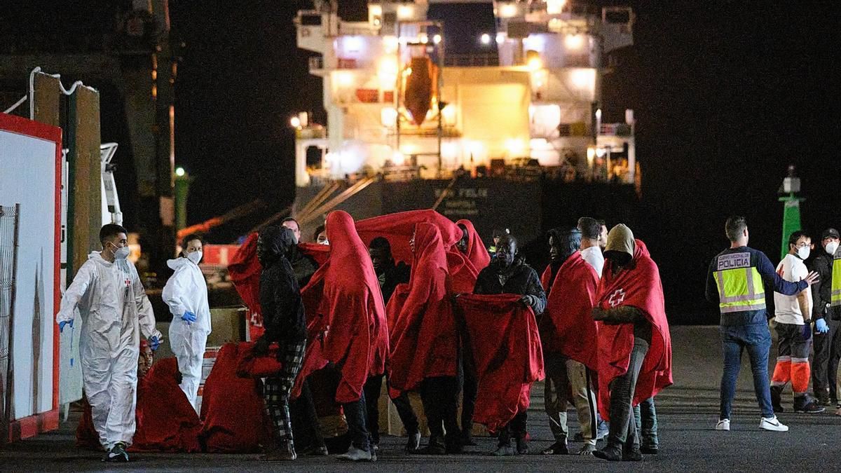 158 migrantes alcanzan las islas en embarcaciones irregulares en las últimas horas