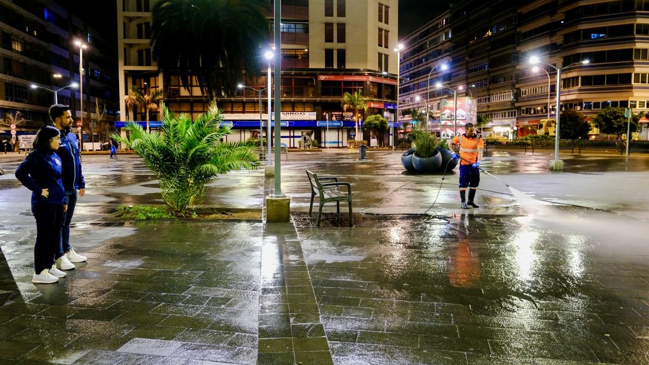 La ciudad intensifica el Plan de Higiene Urbana con los trabajos nocturnos y supervisión de la alcaldesa