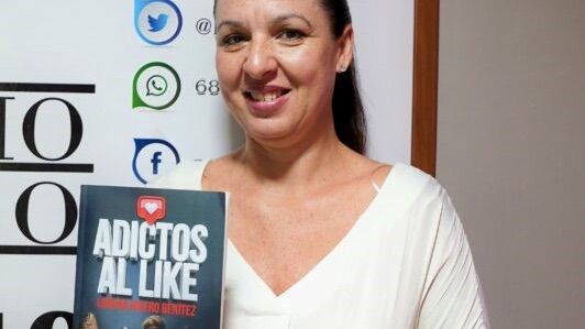 El botón 'like' de las redes sociales, un arma engañosa que recoge Lorena Rivero en su libro 'Adictos al Like'