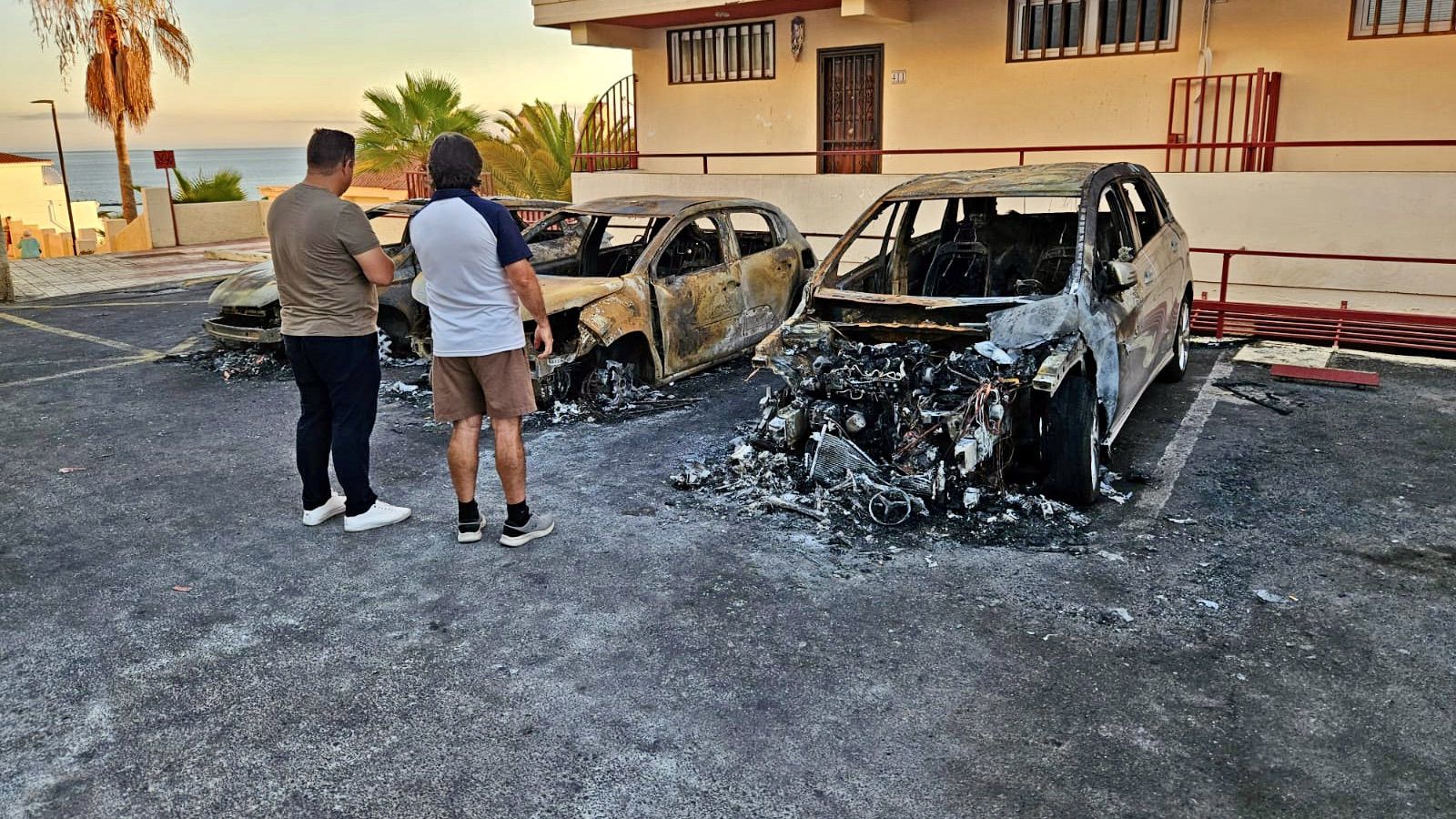 El hallazgo de vehículos incendiados en Arona provoca la indignación del PSOE, que exige una reunión urgente de la Junta Local de Seguridad