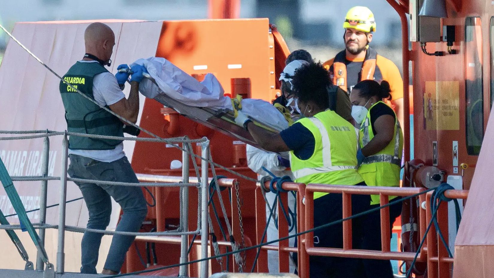 Un pesquero recupera los cadáveres de dos jóvenes magrebíes cerca de Lanzarote