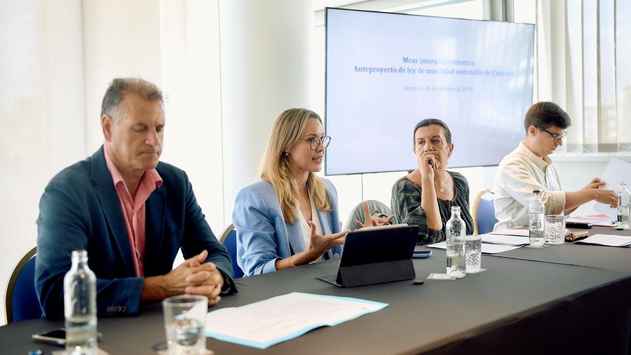 María Fernández explica en Lanzarote el proceso para disponer de primera ley de movilidad de Canarias