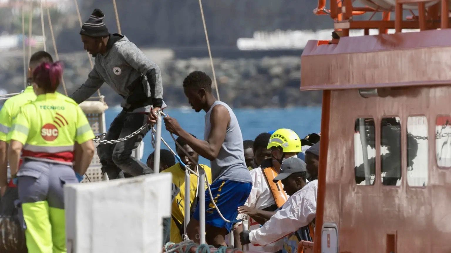 Dos cayucos con 220 migrantes llegan a las costas de Canarias