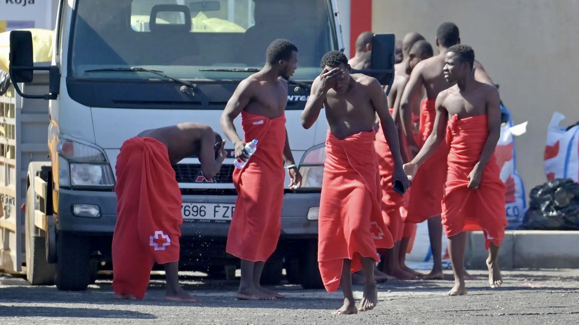 Tres cayucos llegan a El Hierro y Tenerife con 228 personas, entre ellas 15 menores