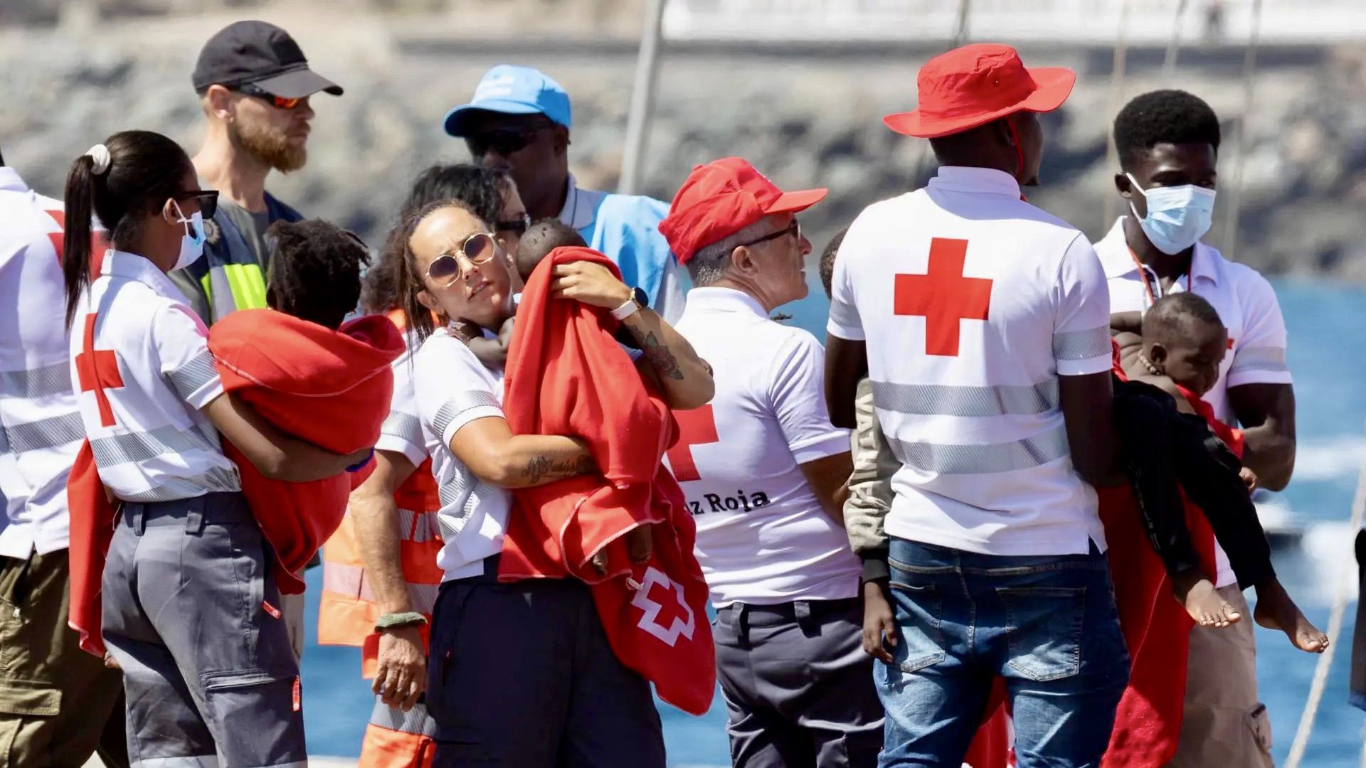 Rescatado un cayuco a 520 km de Gran Canaria con 94 hombres, 15 mujeres y 11 menores