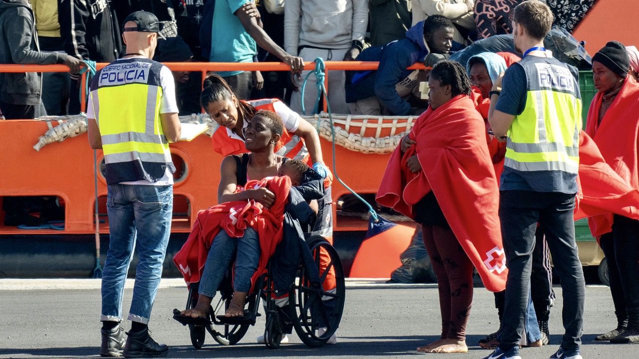 Lanzarote y El Hierro reciben en 24 horas 841 migrantes en trece embarcaciones