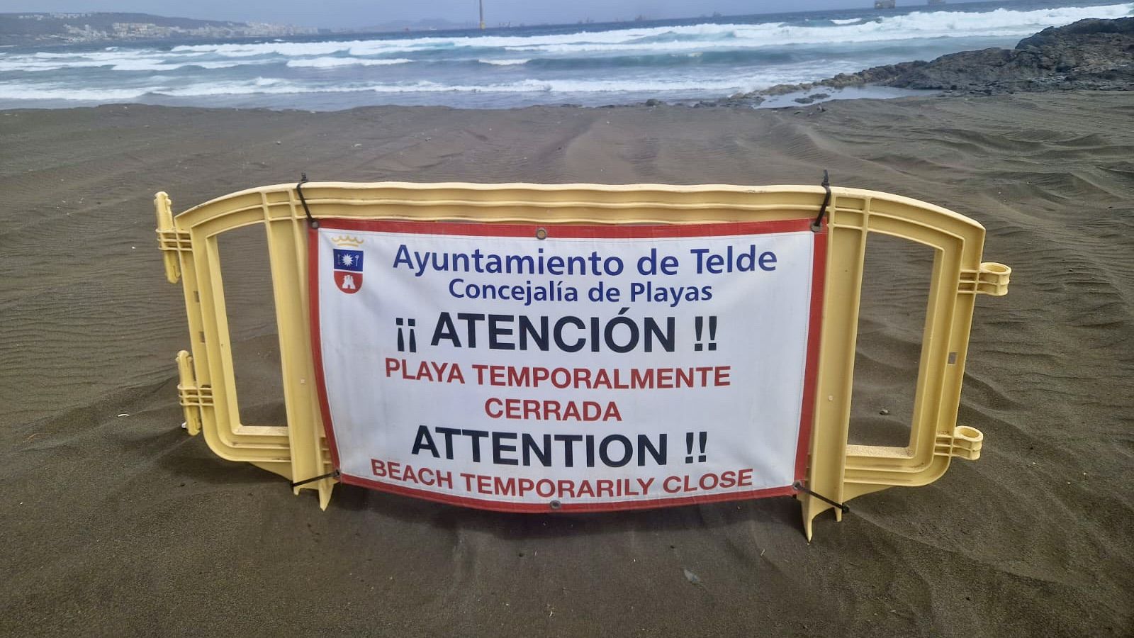 Cierre de San Borondón y Palos por la llegada del vertido de fueloil al litoral teldense