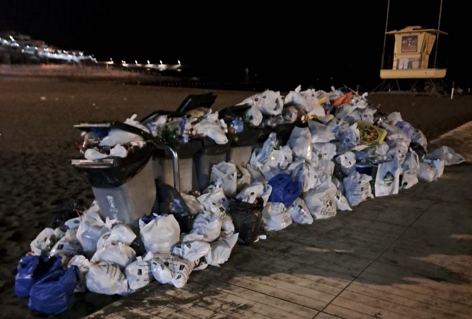 Limpieza se emplea a fondo para retirar 6.000 kilos de residuos tras los fuegos de Melenara