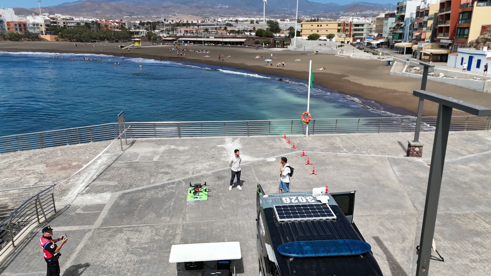 Melenara y Salinetas izan sus banderas verdes y quedan abiertas al baño