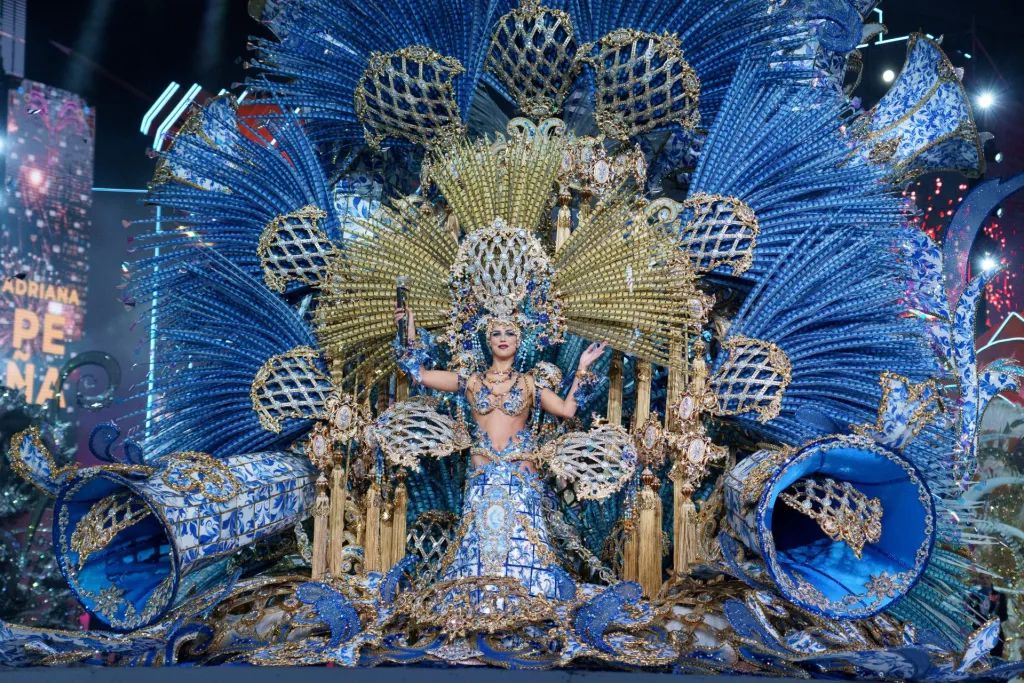 Adriana Peña, Reina del Carnaval de Santa Cruz de Tenerife 2023, con la fantasía Lisboa del diseñador Santi Castro