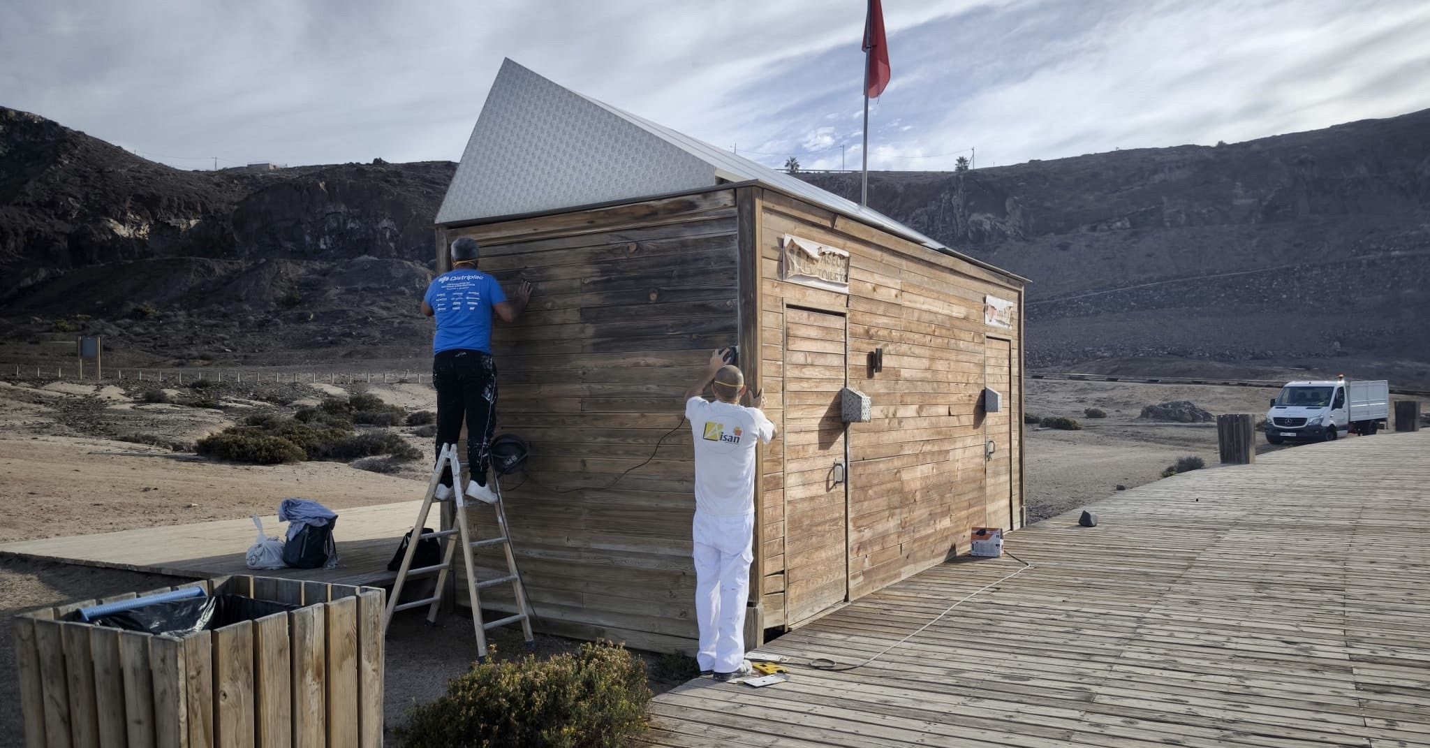 Rehabilitada la caseta de salvamento y aseo público de la playa de El Confital