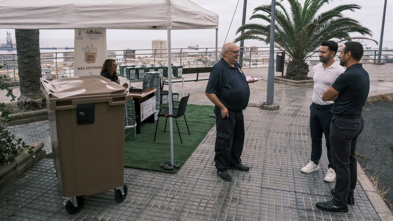 El quinto contenedor llega al barrio de Cuatro Cañones