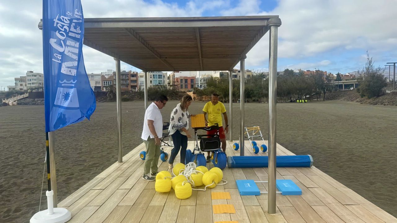 Telde equipa sus playas con material para facilitar el acceso al baño de personas con diversidad funcional