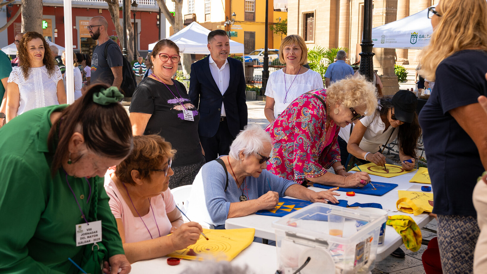 Centenares de mayores disfrutan en la Plaza de Santiago en las VIII Jornadas del Mayor