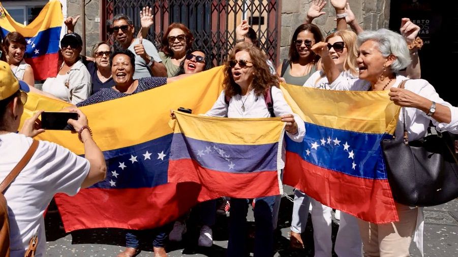 Los venezolanos votan en Canarias en un ambiente propicio para la oposición