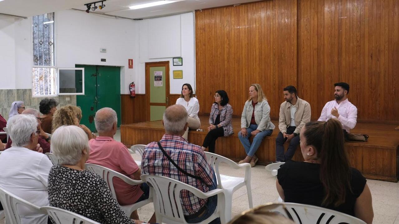 Darias visita San Roque y El Batán para abordar con vecinos y vecinas propuestas de mejora