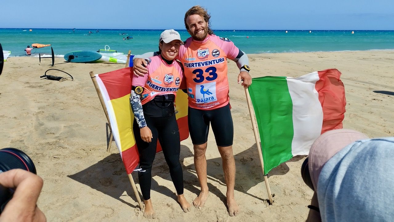 Suardiaz y Capuzzo, campeones del mundo de Wingfoil Freefly-Slalom en Fuerteventura