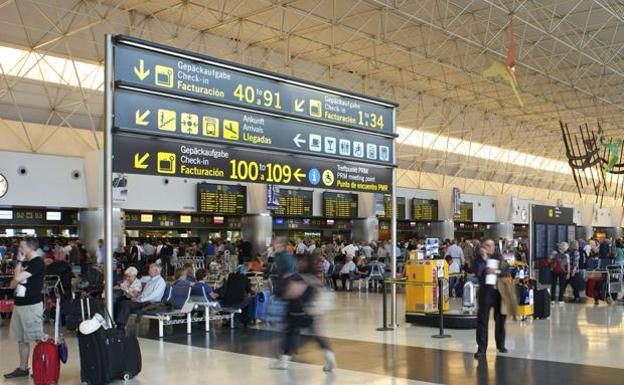 El número de de visitantes por avión a Canarias superó en agosto al 2019