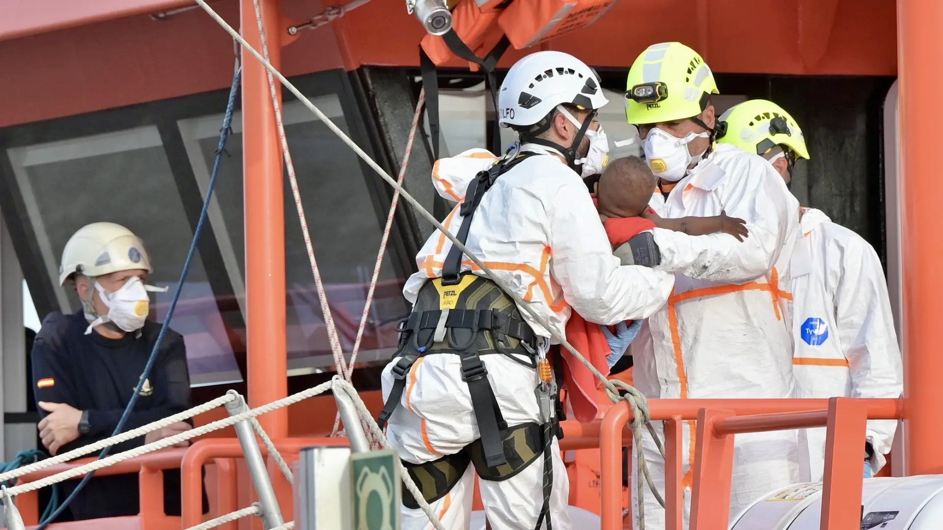Intenso día del Salvamento Marítimo en el rescate de migrantes en Canarias