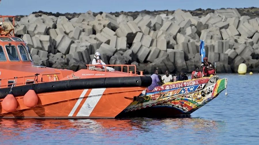 Rescatados dos cayucos con 293 migrantes que llegan a aguas próximas a El Hierro