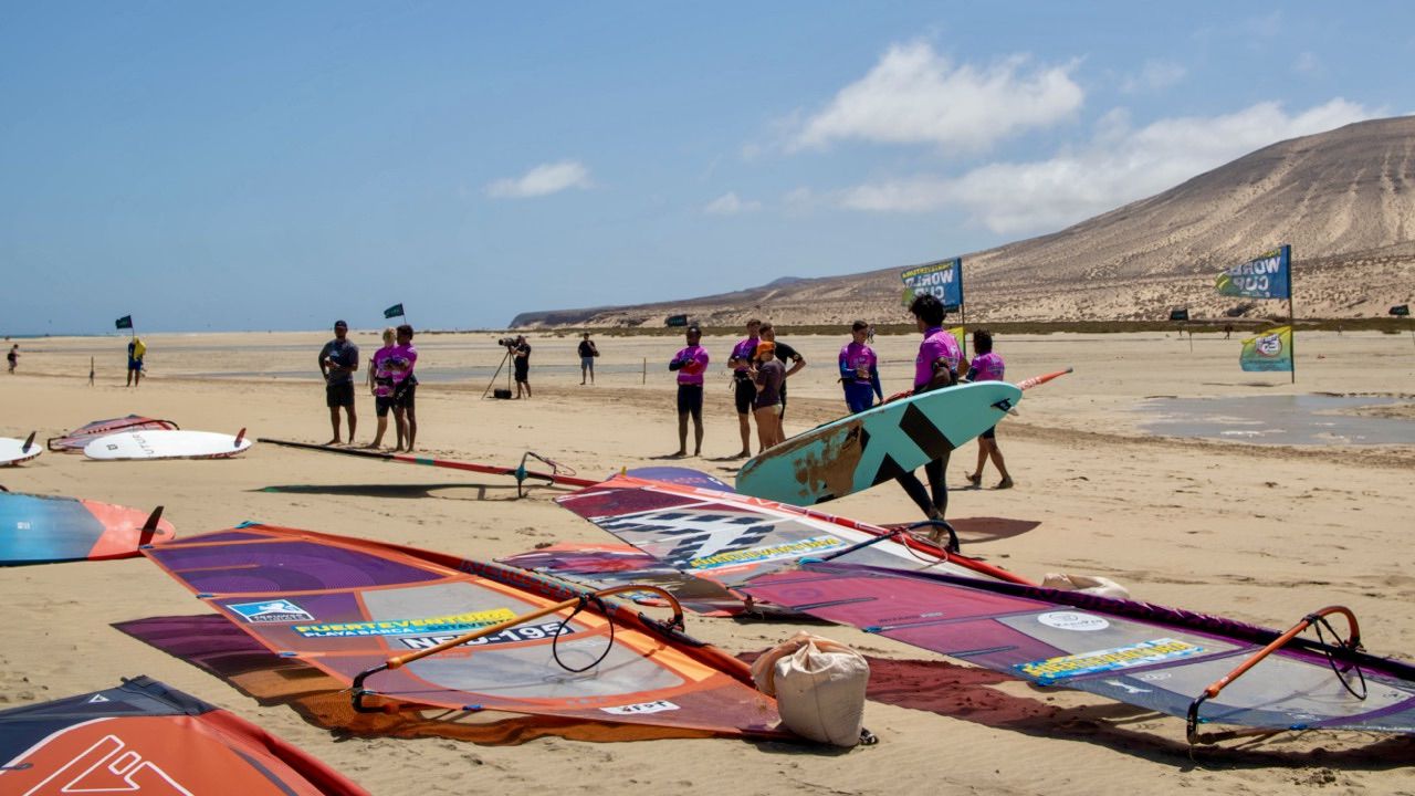 Los alisios no defraudan y permiten un Mundial de Windsurf muy emocionante